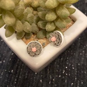 5/$15 💐🆕Gray Flower 12mm Handcrafted Resin Earrings